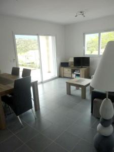 een woonkamer met een tafel en een eetkamer bij Appartement de 2 chambres avec jardin clos et wifi a Morosaglia in Morosaglia