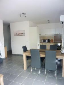een keuken met een houten tafel en stoelen bij Appartement de 2 chambres avec jardin clos et wifi a Morosaglia in Morosaglia