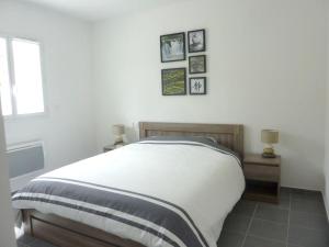 een slaapkamer met een bed en drie foto's aan de muur bij Appartement de 2 chambres avec jardin clos et wifi a Morosaglia in Morosaglia