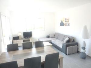 Predel za sedenje v nastanitvi Appartement de 2 chambres avec jardin clos et wifi a Morosaglia
