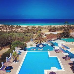 una vista aérea de un complejo con piscina en Villa Faros en Aliko Beach