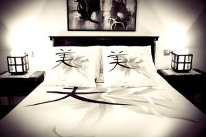 Ένα ή περισσότερα κρεβάτια σε δωμάτιο στο 3 bedrooms villa with city view private pool and jacuzzi at Atarfe