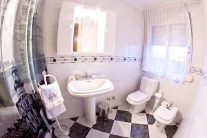 Bathroom sa 3 bedrooms villa with city view private pool and jacuzzi at Atarfe