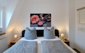 een slaapkamer met 2 bedden en een schilderij aan de muur bij Ferienhaus Maja in Cochem