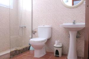łazienka z toaletą i umywalką w obiekcie One bedroom house with garden at Triquivijate w mieście Antigua
