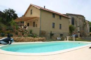 Bazén v ubytování Villa élégante à Léobard avec piscine nebo v jeho okolí