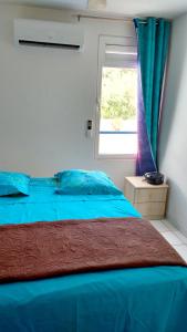 Postel nebo postele na pokoji v ubytování Appartement d'une chambre avec vue sur la mer piscine partagee et balcon amenage a Sainte Anne a 1 km de la plage