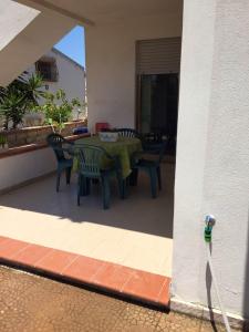 3 bedrooms appartement at Scoglitti 100 m away from the beach with enclosed gardenにあるバルコニーまたはテラス