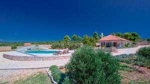 Bazén v ubytovaní Luxury villa Fura on Hvar, heated pool alebo v jeho blízkosti