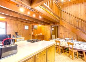 een keuken met houten wanden en een tafel met stoelen bij Chalet confortable à Saint-Gervais-les-Bains 60 m² vue montagne in Saint-Gervais-les-Bains +13 foto's