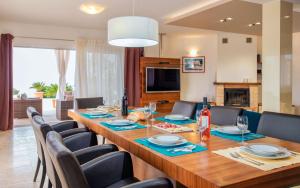 Televízia a/alebo spoločenská miestnosť v ubytovaní Luxury villa Fura on Hvar, heated pool