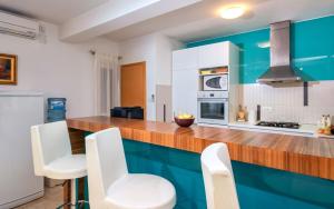 Kuchyňa alebo kuchynka v ubytovaní Luxury villa Fura on Hvar, heated pool