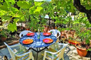 Taman di luar Villa charmante à Fayence avec piscine privée