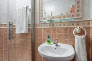 A bathroom at Charming house with sea view, Nerja and private pool Még 13 kép