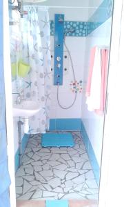 a bathroom with a shower and a sink at Studio avec piscine partagee jardin clos et wifi a Les Abymes in Les Abymes