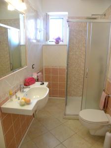 bagno con lavandino, doccia e servizi igienici di 3 bedrooms apartement at Maratea 30 m away from the beach with sea view furnished balcony and wifi a Maratea