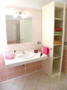 Ένα μπάνιο στο Spacious apartment in Maratea with sea view 95 m²