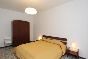 Un dormitorio con una cama amarilla y un armario en One bedroom apartement at Maiori 50 m away from the beach with furnished balcony and wifi, en Maiori