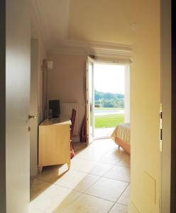 Habitación con cama y escritorio con ventana. en 5 bedrooms villa with sea view private pool and enclosed garden at Montelabbate, en Montelabbate