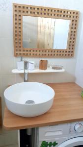y baño con lavabo blanco y espejo. en Appartement d'une chambre avec jardin clos et wifi a Baie Mahault, en Baie-Mahault