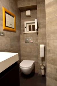 Bathroom sa Studio with furnished balcony and wifi at Pisticci