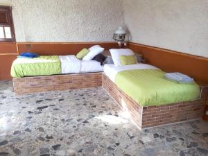Cama o camas de una habitación en Maison de 2 chambres a Sainte Anne a 100 m de la plage avec vue sur la mer jardin clos et wifi