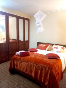 a bedroom with a bed with an orange blanket at Maison de 2 chambres a Sainte Anne a 100 m de la plage avec vue sur la mer jardin clos et wifi in Sainte-Anne