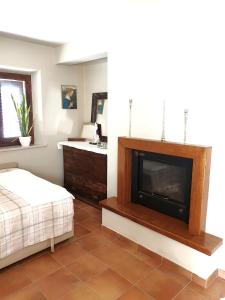 TV/trung tâm giải trí tại One bedroom appartement with shared pool and wifi at Montalto delle Marche