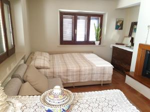 Giường trong phòng chung tại One bedroom appartement with shared pool and wifi at Montalto delle Marche