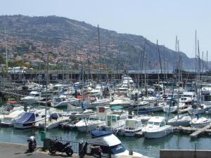 Er liggen boten in een haven. bij 2 bedrooms property with sea view and wifi at Funchal 1 km away from the beach in Funchal