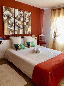 um quarto com uma cama grande com duas toalhas em 6 bedrooms villa with sea view private pool and wifi at Loule em Loulé