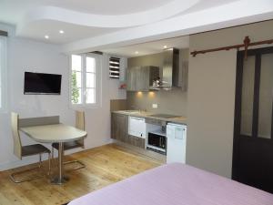 Dapur atau dapur kecil di Appartements de l'Octroi avec parking