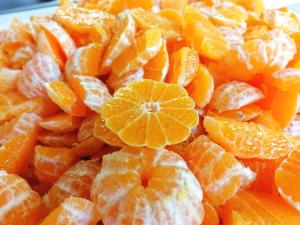 una pila de naranjas peladas de naranja en un plato en Azienda Agrituristica Bergi, en Castelbuono