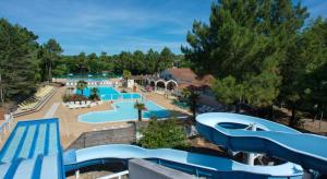 サン・ジャン・ド・モンにあるBungalow de 2 chambres avec piscine partagee terrasse amenagee et wifi a Saint Jean de Monts a 1 km de la plageのウォーターパークの空中ビュー