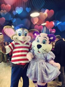 zwei Menschen in Mäusekostümen vor Herzen in der Unterkunft Bungalow confortable à Saint-Jean-de-Monts avec terrasse in Saint-Jean-de-Monts + 16 Fotos