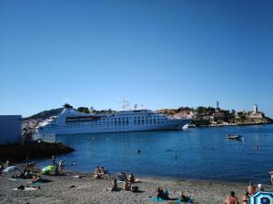 a cruise ship docked at a beach with people on the beach at Appartement lumineux à Saint-Cyprien 45 m² vue mer in Saint-Cyprien