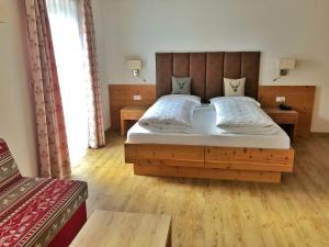Postel nebo postele na pokoji v ubytování Zur Brücke apartments and rooms - Your home in heart of South Tyrol, with Brixencard