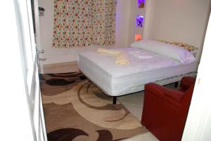 Een bed of bedden in een kamer bij 2 bedrooms appartement at Mirleft 500 m away from the beach with city view and furnished terrace