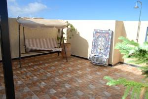 Een balkon of terras bij 2 bedrooms appartement at Mirleft 500 m away from the beach with city view and furnished terrace