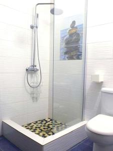 a shower with a glass door in a bathroom at Appartement charmant à Lamentin avec piscine in Lamentin