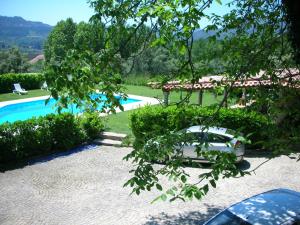 um quintal com uma piscina e uma casa em 2 bedrooms villa with shared pool jacuzzi and enclosed garden at Pedraca em Pedraça
