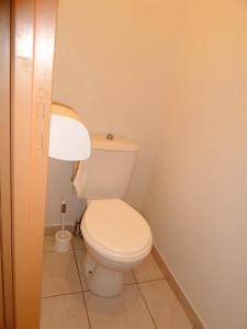 bagno con servizi igienici bianchi in camera di Appartement panoramique à Banyuls-sur-Mer, vue mer et montagne a Banyuls-sur-Mer