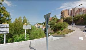 segnali stradali sul lato di una strada di Appartement panoramique à Banyuls-sur-Mer, vue mer et montagne a Banyuls-sur-Mer