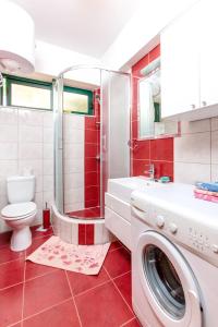 Ένα μπάνιο στο Enjoy a cozy apartment in Slatine 65 m² with terrace