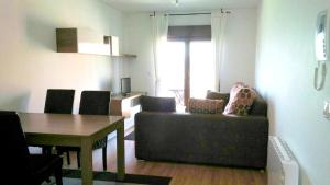 2 bedrooms apartement at Riveira 180 m away from the beach with sea view and gardenにあるシーティングエリア