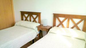 Dos camas una al lado de la otra en una habitación. en Contemporary Apartment in Riveira + Sea View, en Ribeira