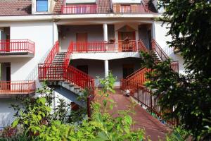 een gebouw met rode balkons aan de zijkant bij One bedroom apartement with wifi at Calvello in Calvello