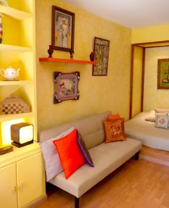 ein Wohnzimmer mit einem Sofa mit Kissen darauf in der Unterkunft Studio with shared pool enclosed garden and wifi at Madrid in Madrid