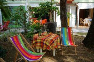 two chairs and a table with a table cloth on it at Appartement cosy à Sainte-Anne - 30 m² avec piscine privée in Sainte-Anne +9 photos
