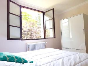 1 dormitorio con 1 cama y 2 ventanas en Maison de 3 chambres avec jardin clos et wifi a Quebriac en Québriac